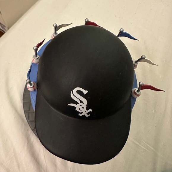 Department 56 Chicago White Sox Baseball Refreshment Stand MLB 2004 - Picture 8 of 9